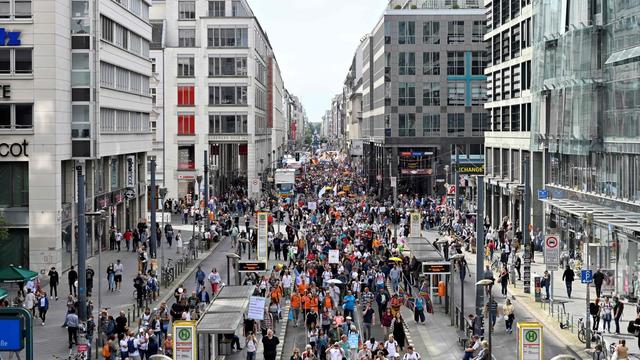 搞臭默克爾！柏林數萬人遊行示威，神秘組織現身：特朗普能救德國-圖2