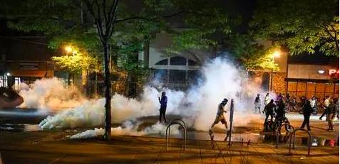 「美国」美国暴乱：一群白人为什么要帮违法黑人讨回公道？