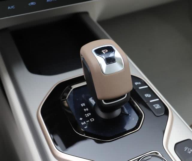 吉利帝豪：吉利版“卡宴”上市，15分钟大卖2020台，11.58万开出50万档次