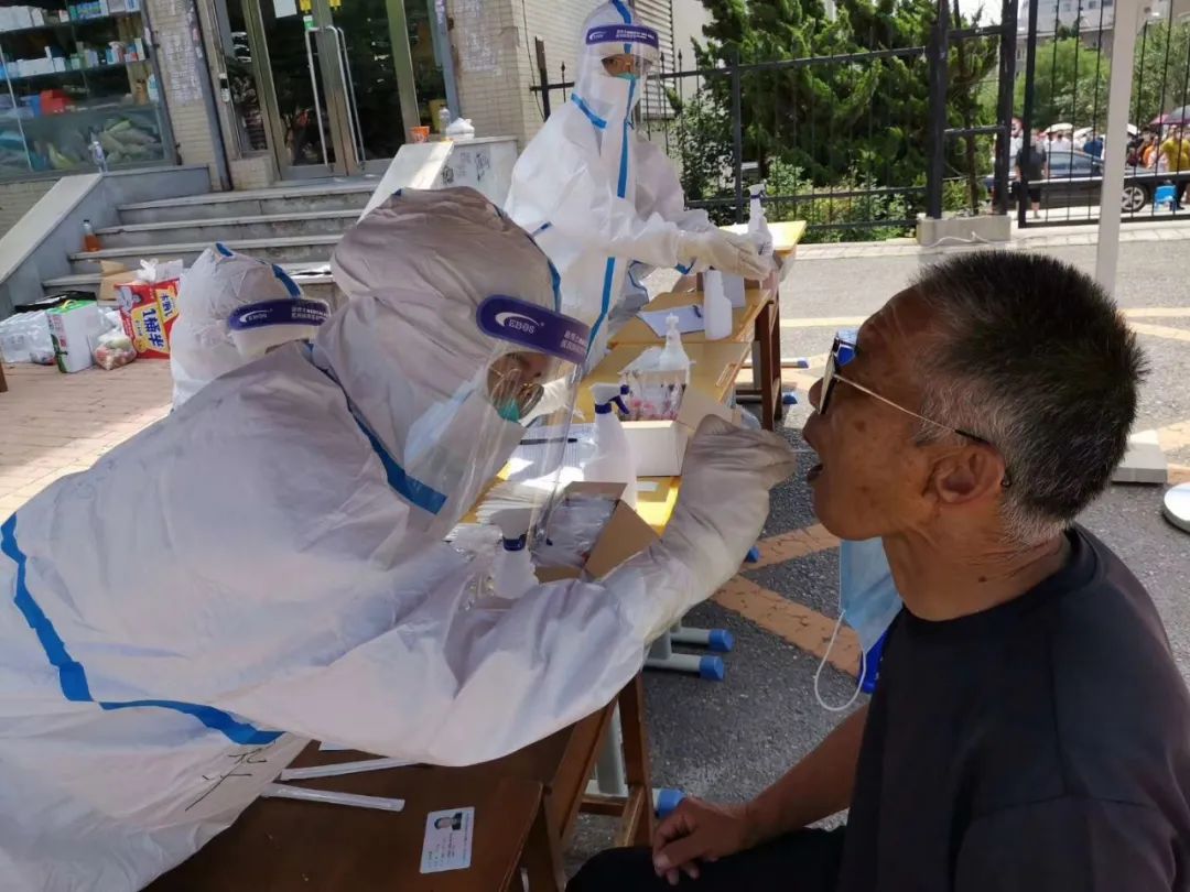 护士|现场泪流满面,核酸检测采样人员被彻底“打败”