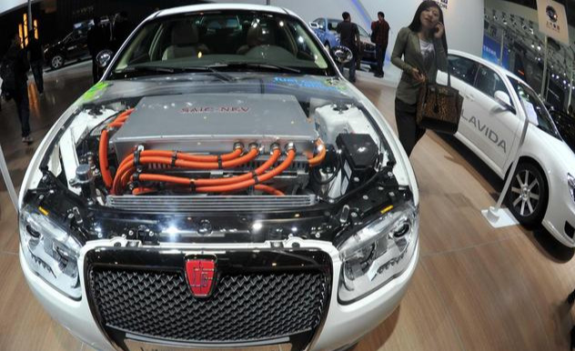 燃油车：纯电动车开一年，能比燃油车省下多少钱？一笔账算下来，车主语塞