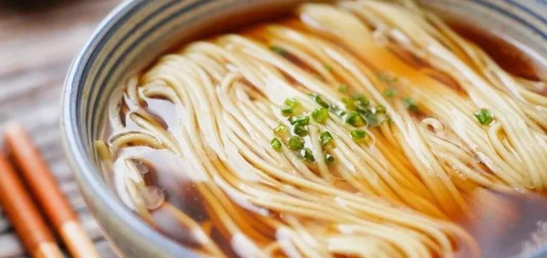 面条@抠门同事请客,只喊了1碗面,面条端来,我恨不得找个地洞钻进去