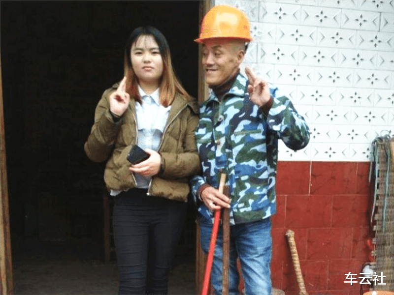 奥迪|56岁“光头强”成过气网红，奥迪换成摩托车，娇妻扭头就离开了！