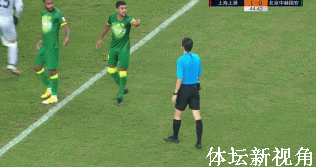 北京国安|中超焦点战，球员3分钟两次围住裁判，上港点球无争议！