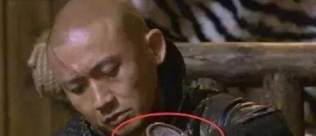 「穿帮镜头」?史上“最欠揍”穿帮镜头；不愧是船长，帽子都是大牌！