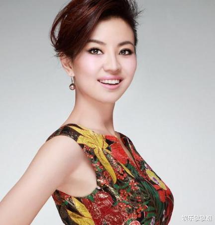 『央视』前央视主持人，31岁拿下金话筒奖，与撒贝宁同居4年，至今未婚