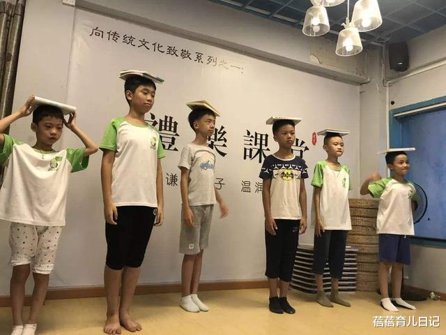 宋祖儿|有种“发育过猛”叫宋祖儿，看完她的礼服照，网友：这谁顶得住！