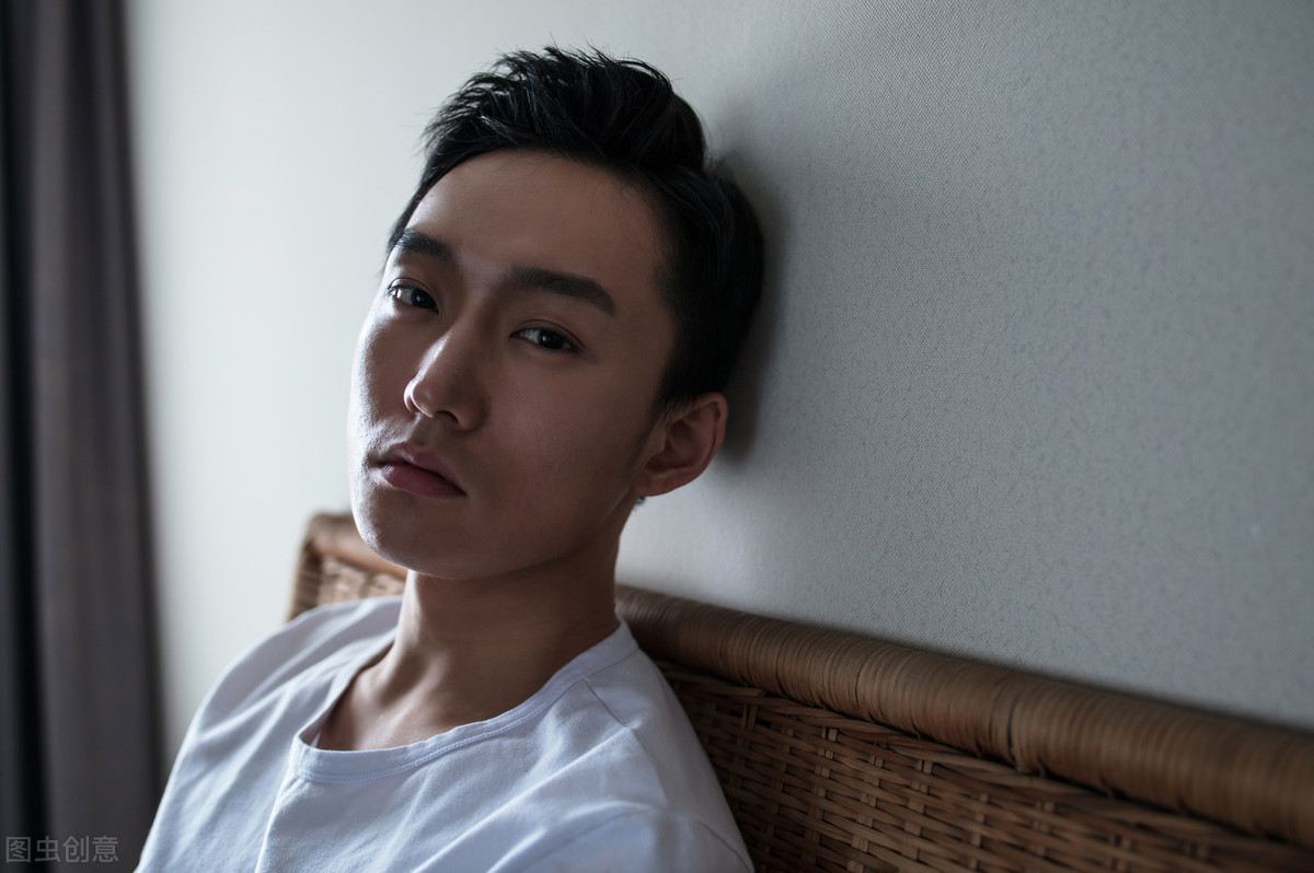 天山|一位感染艾滋8年的病人亲身讲述：病房里的生死实录