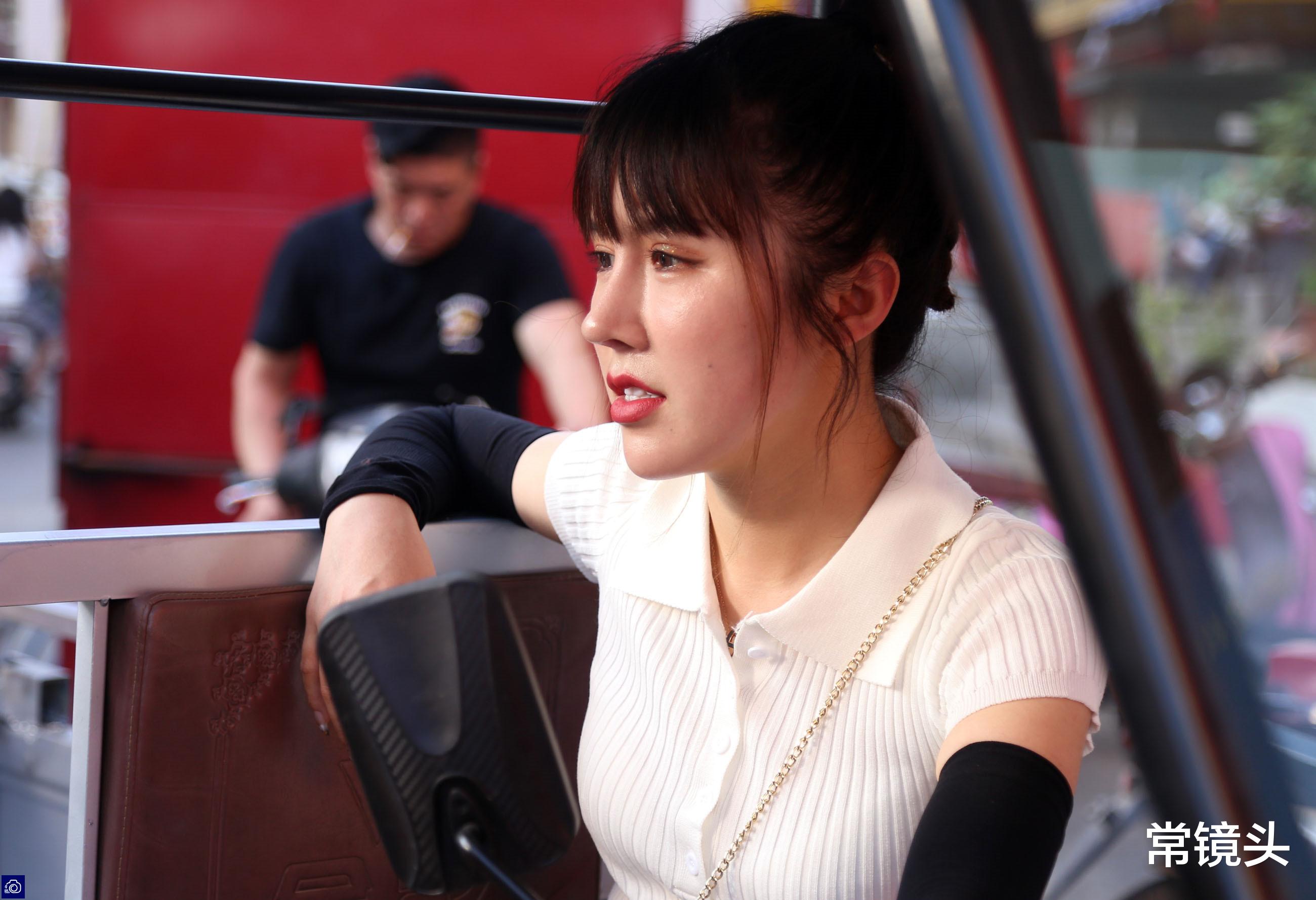 「整形」25岁美女老总摆地摊走红,18岁开始摆摊挣钱,曾因收到假钞大哭