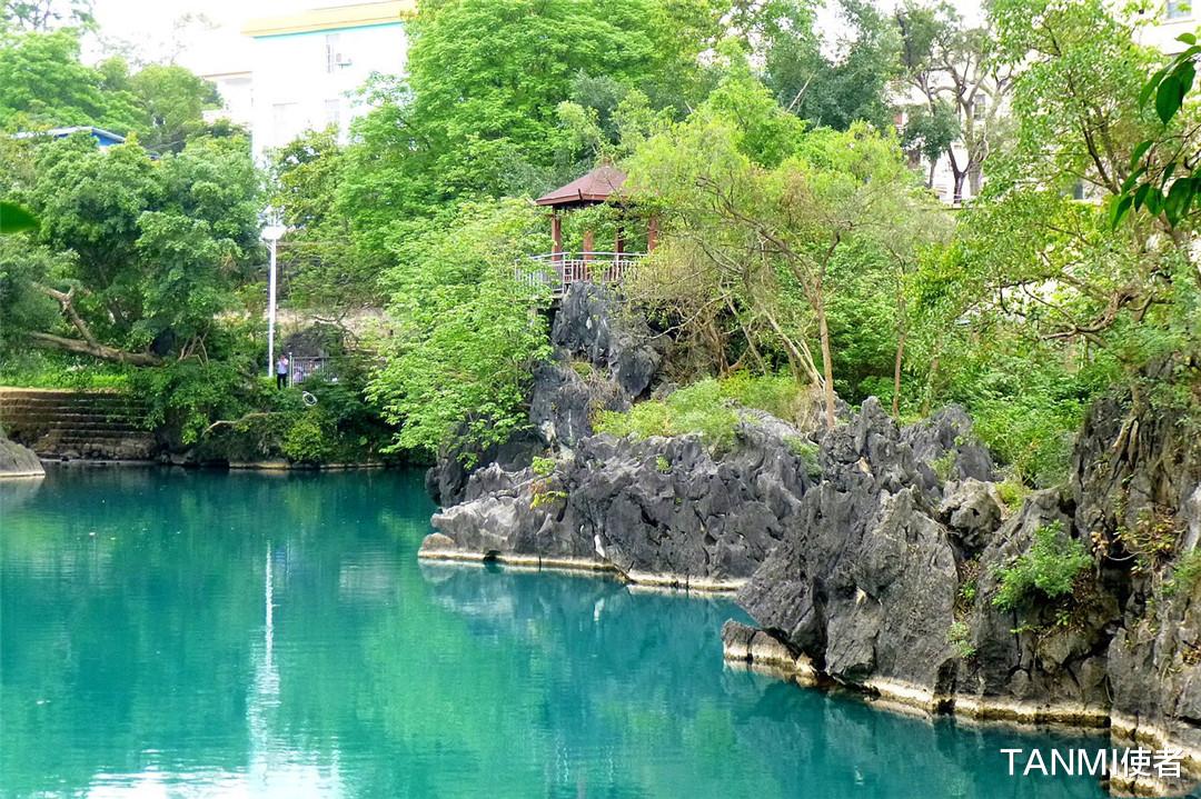 广西南宁@广西南宁发现一潭水，水潭颜色深浅不一，水深至今仍是谜