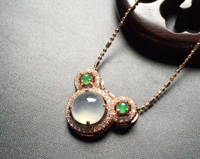 翡翠▲看翡翠怎么用手电筒，判断翡翠的品质和如何的检查瑕疵