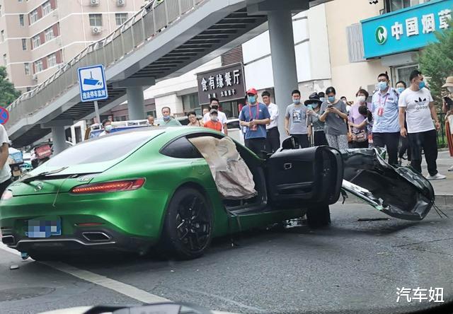 奔驰amg@奔驰159万“绿魔”车头被削，V8发动机够呛，网友：陈田见