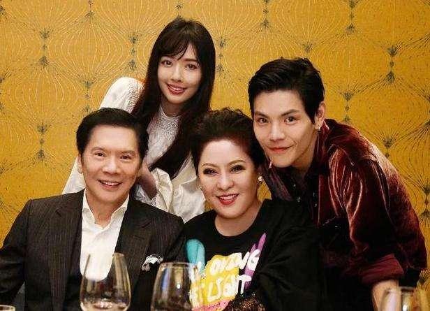 【郭碧婷】向太晒郭碧婷孕肚照！拍照特意用围巾遮肚子，向佐穿裙子意外好看