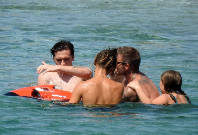 权珉娥|贝克汉姆全家希腊度假,大海中拥吻女儿,9岁小七花式粘老爸