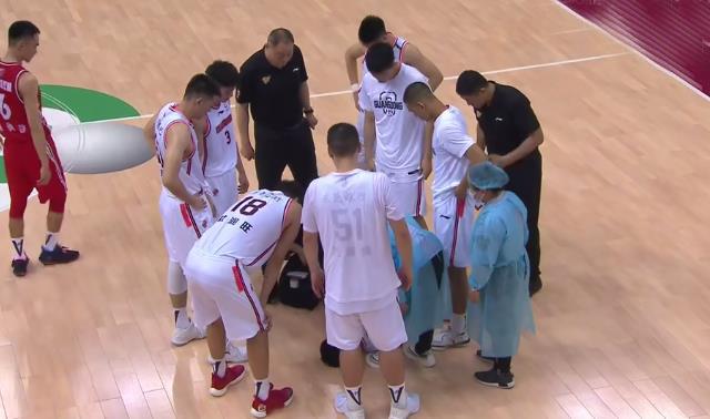 徐杰|徐杰受伤成团宠！万圣伟的公主抱，曾繁日的大哥背，严师杜锋围观