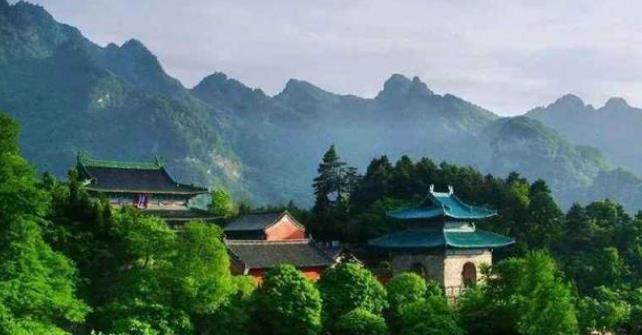 武当山|我国一个挣钱的山，一年能挣50多亿，仅门票收入就达23亿