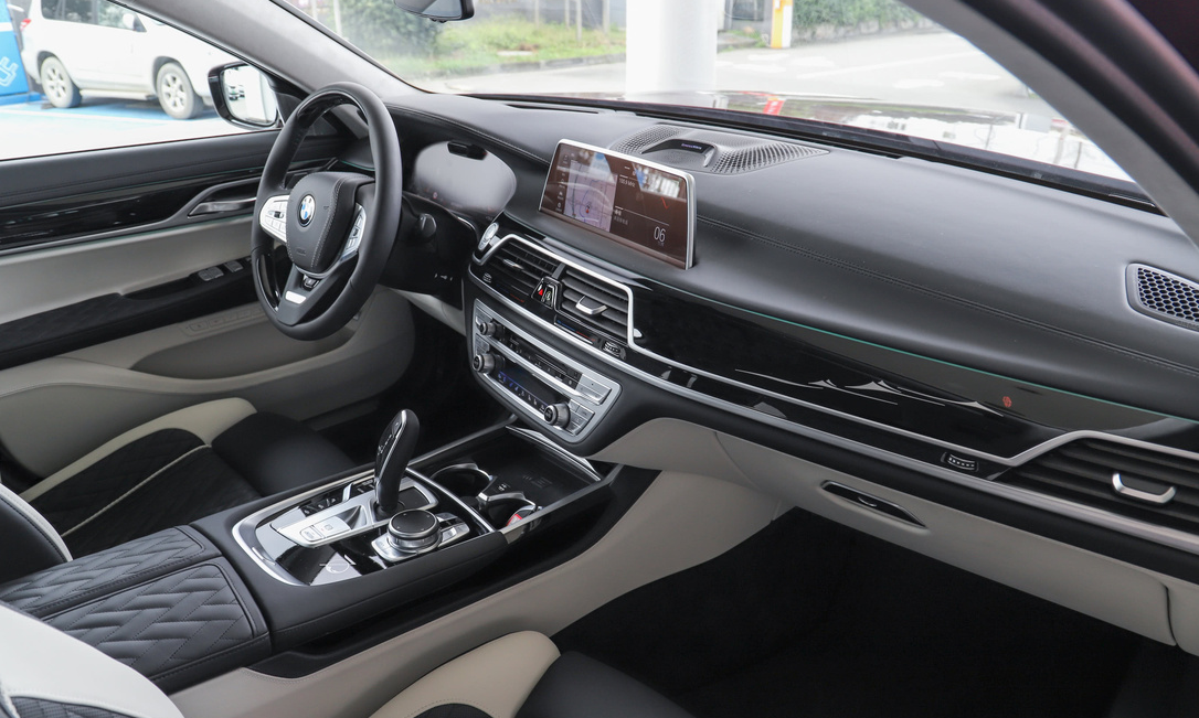 『宝马7系』开它到哪都有面子！30岁男人的梦想，现下探12.4万，2.0T油耗6.9L