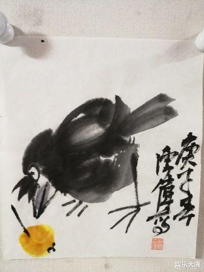 「郭德纲」何沄伟再次更新微博晒自己的画作，却遭网友暗讽画的不知是鸡还是鸟