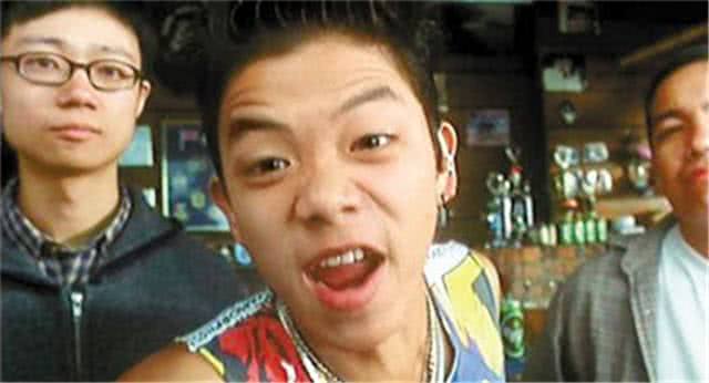 周星驰|他16岁被周星驰称“爷”，23岁成黑帮大佬，如今坐拥豪车美女！