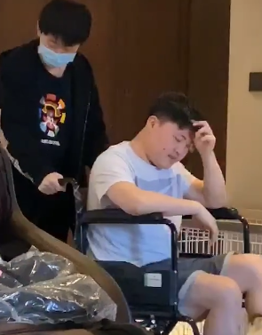 Uzi▲RNG放假后选手亲自去照顾uzi，还带了女生？女友赶紧解释：谈合同