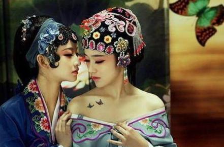 娱乐圈@悲哀！娱乐圈：操纵媒体捧红小鲜肉，让英雄落泪，让戏子当道！