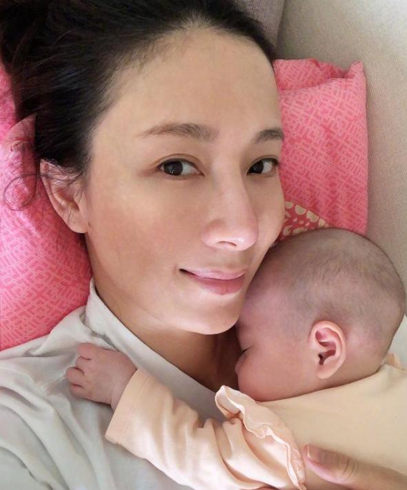 |晒晒杨怡在香港的豪宅,每个窗户都能看海景,装修却连吊顶也不做