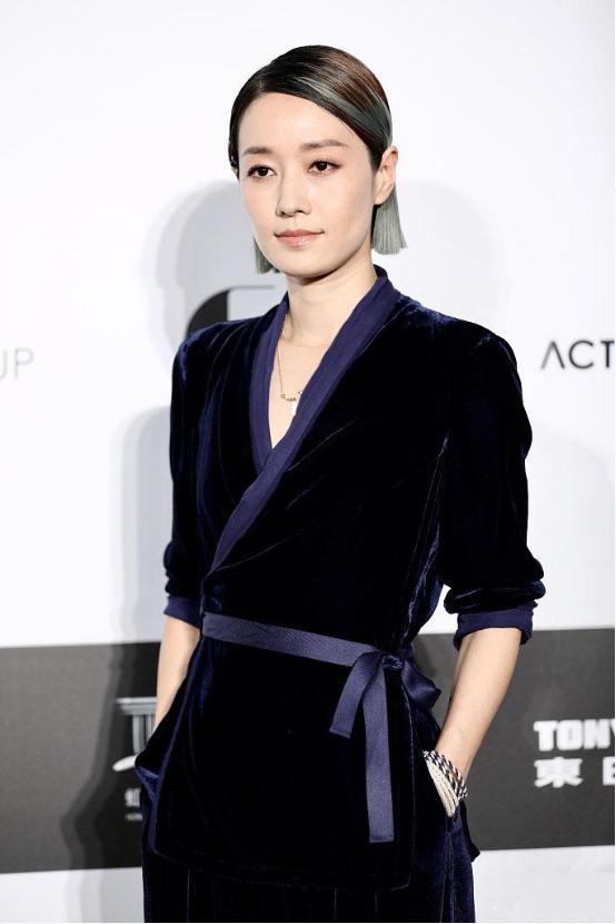 连体裤|马伊琍终于换发型了,一头挑染短发配丝绒连体裤,高级感十足