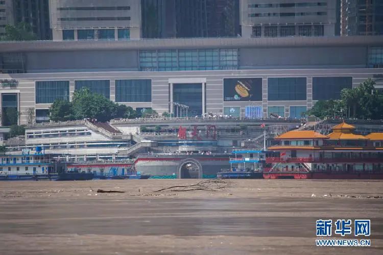 重庆晚报|直击洪峰过境，重庆朝天门码头被淹没