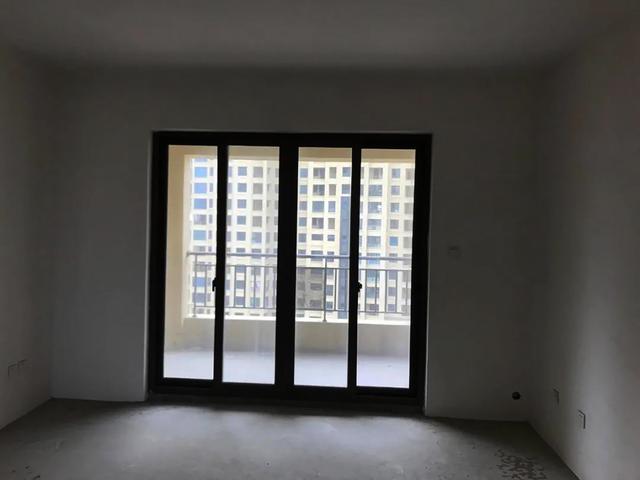 老年小妙招|她家140㎡，客厅坚持用绿色上墙，客厅不挂电视机，有颜值有收纳