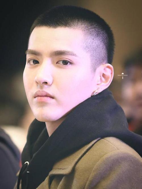 王俊凯|寸头检验帅哥的唯一标准！王俊凯为“颠覆”换新发型，你怎么看？