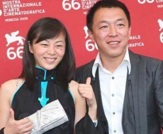 『黄渤』曾因长得“丑”无戏可演，独宠丑妻24年，如今46岁成百亿影帝！