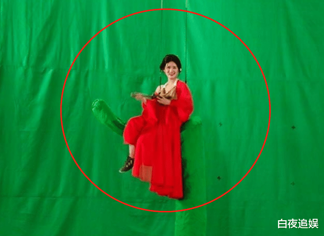 赵露思|《快乐大本营》路透流出，赵露思穿大红古装，气场却不及白鹿