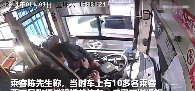 啊莎普 福建一公交司机突发脑梗死，左手失去知觉仍坚持停下车，画面曝光