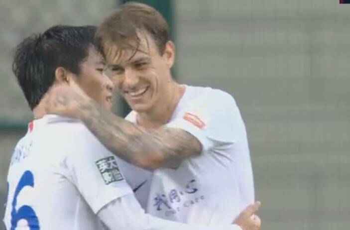 AC米兰|中超惊现智慧1幕！格德斯因埋怨而停顿，段刘愚果断传球不越位