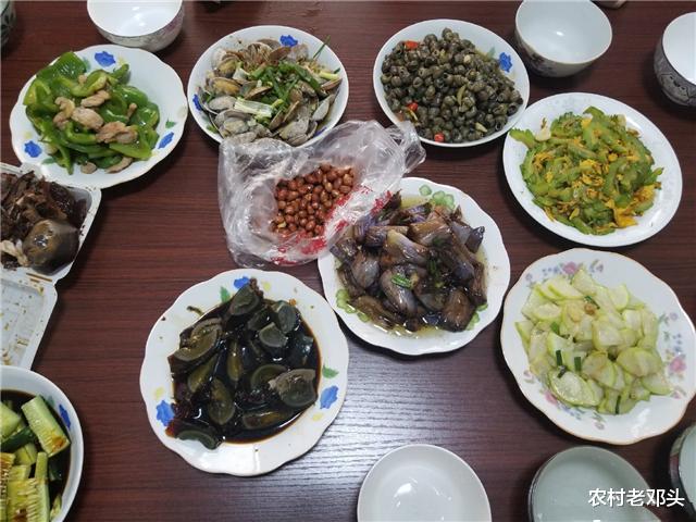 螺丝|陪男友回老家，准婆婆亲自下厨庆祝，上桌后我的筷子全程没停过！