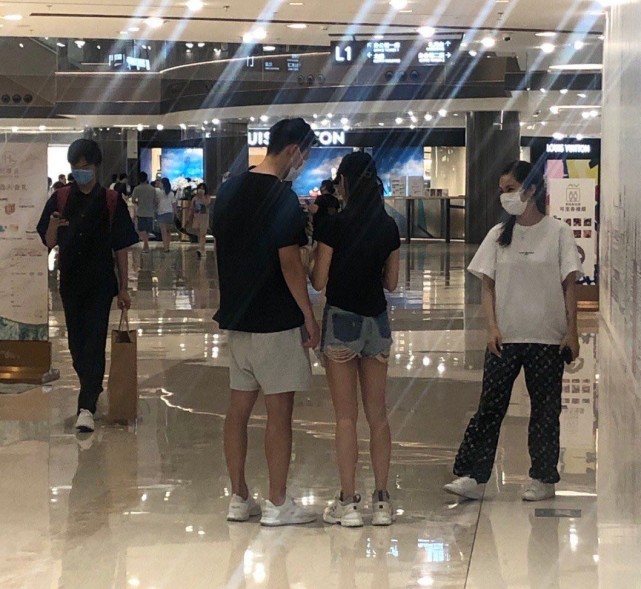 窦骁|窦骁带何超莲回西安见家长，甜蜜欣赏长恨歌，动作笑容一致太有夫妻相