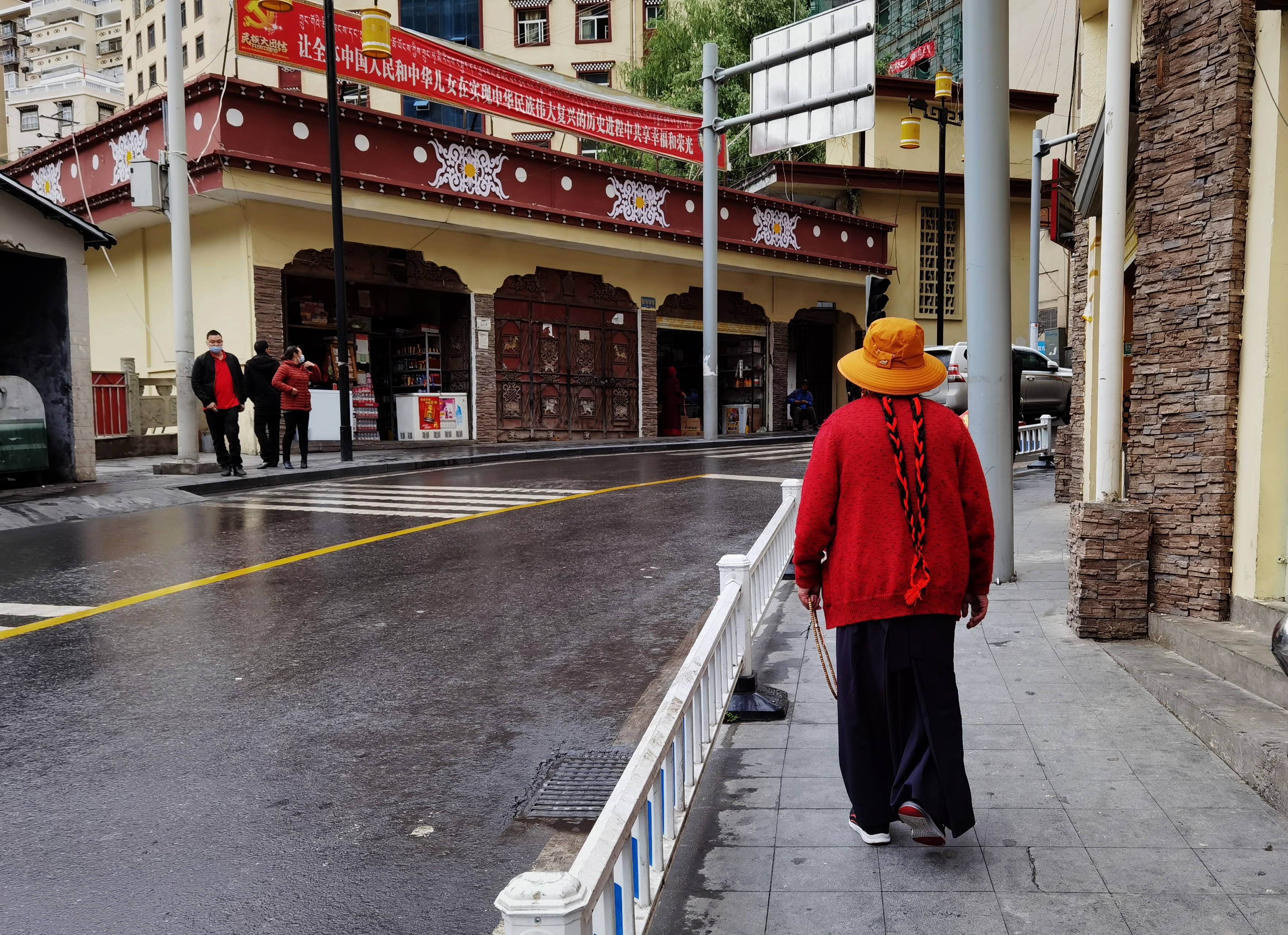 自驾|自驾川藏318线泸定至巴塘，路上不要吃饱，隧道取代了垭口