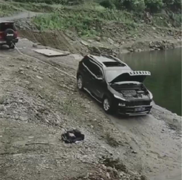 『防城港』“豪横”的Jeep车主！开车误入池塘，倒不出来，就直接在车顶钓鱼