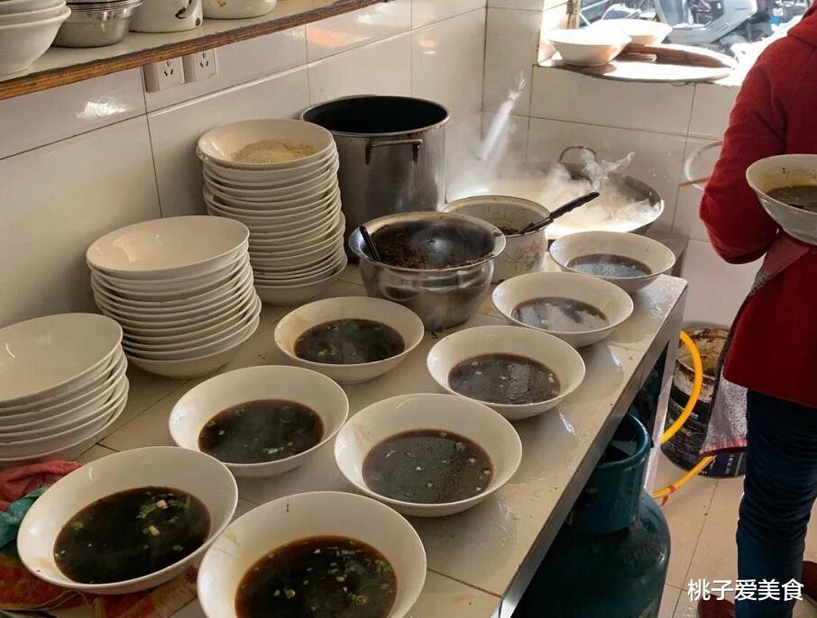 面条|深巷里的老面馆，开了近三十年只有六张桌子，食客：面里的肉真多