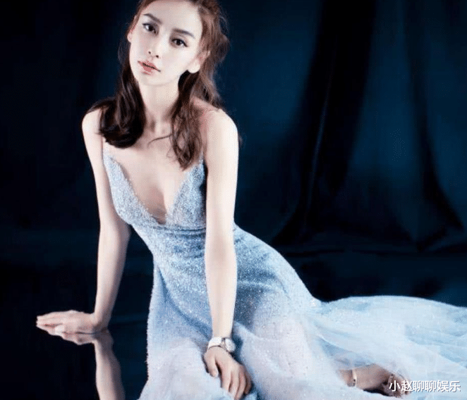 【Angelababy】杨颖逛街被小摊贩爆出价格吓一跳，下意识动作让网友直呼：可爱极了！