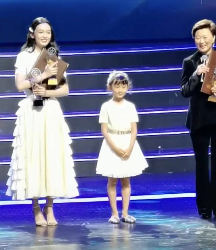 周冬雨|金鸡提名表彰颜值大赏:柳岩周冬雨同框比美,张馨予白裙身姿婀娜