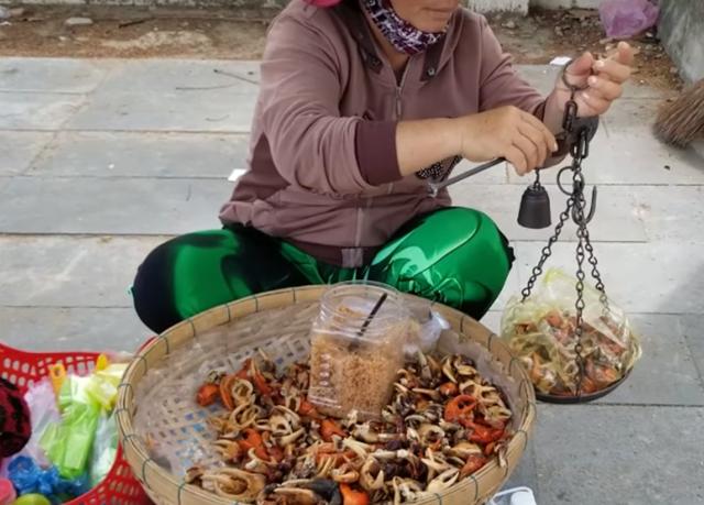 米饭|大妈背着箩筐卖它，曾经溪水中“多不胜数”，现在得30元一斤