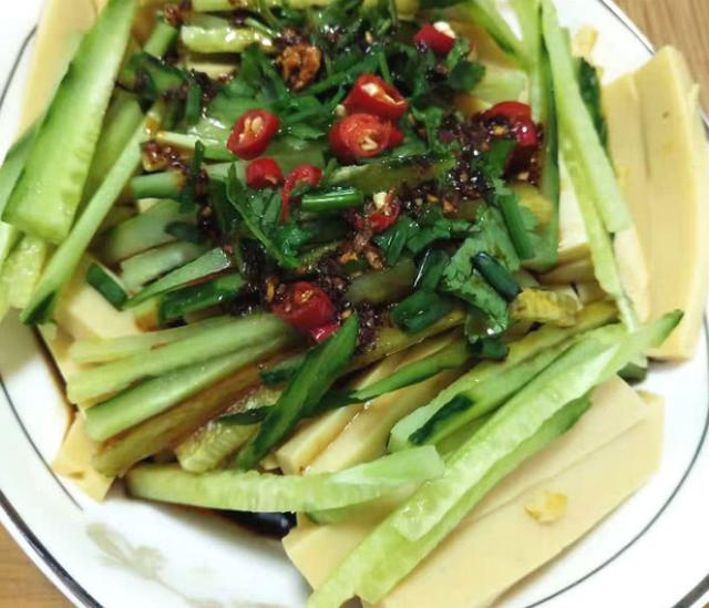 米豆腐：它是碱性食物，白菜萝卜一边站，皮肤光洁了，小腹不鼓了，特好吃