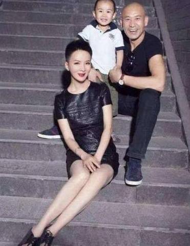 师小红|他为了老婆不生娃，为照顾岳父岳母息影，50岁老来得子乐坏了