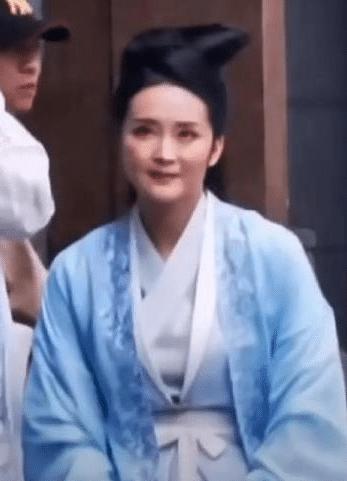 王艳|46岁王艳发福撞脸贾玲，脸部肥肉明显，这还是晴儿吗？