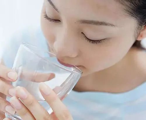 『消化系统』男子全身浮肿,查出尿毒症,医生叹道:两个习惯把自己害了