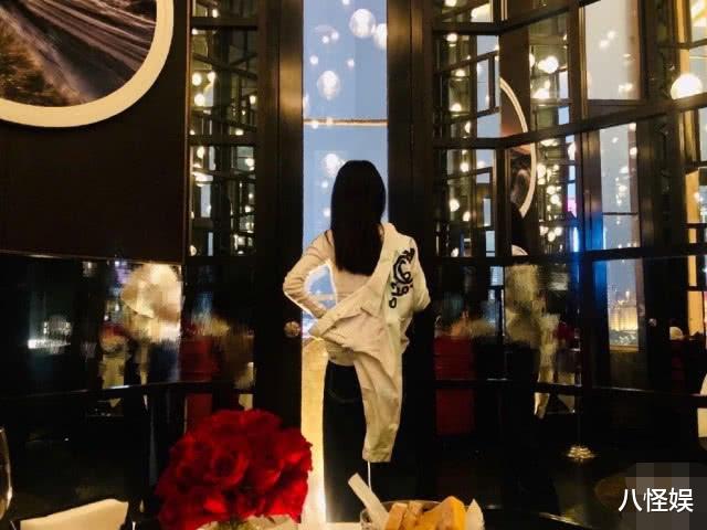「赵丽颖」赵丽颖晒老公视角庆出道14年，鲜花甜点超浪漫，秀背影细腰抢镜