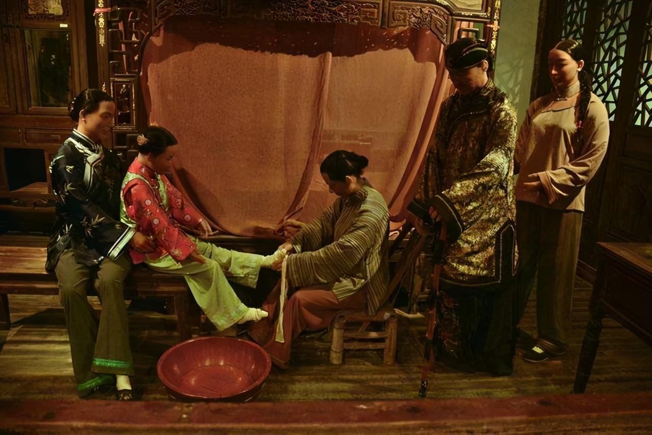 历史揭秘|延续千年的缠足对于女性的残害有多深？揭秘三寸金莲的血泪史。