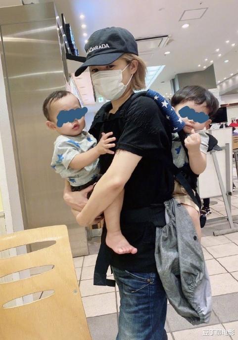 关之琳|苍井空再晒双胞胎儿子，营养充足发育过快，小哥俩已长到妈妈腰部
