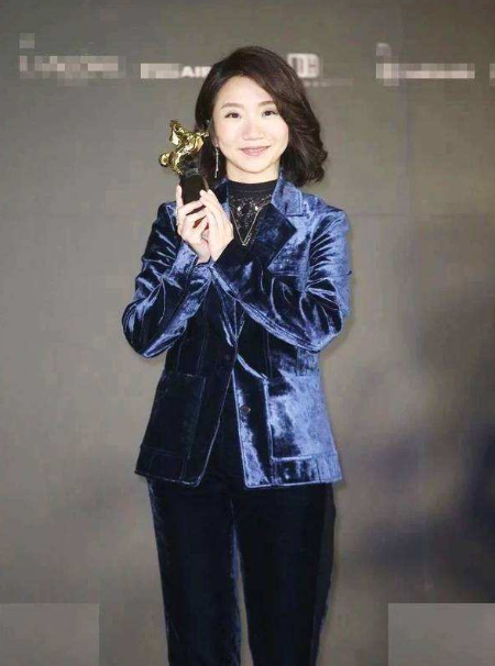 陶晶莹|当众下跪的4位明星，第二位跪出品格，最后一位丢中国人的脸